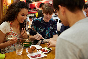 日本食を楽しむ外国人